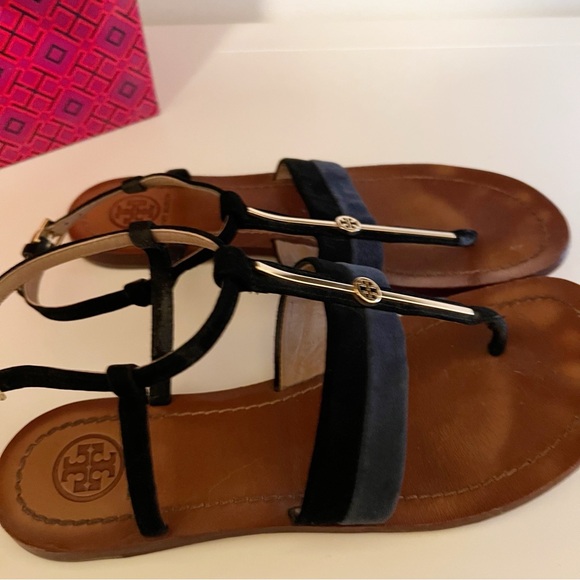 Tory Burch BAR LOGO flat sandal Lancaster Suede Navy & Black with Gold hardware - Picture 4 of 9